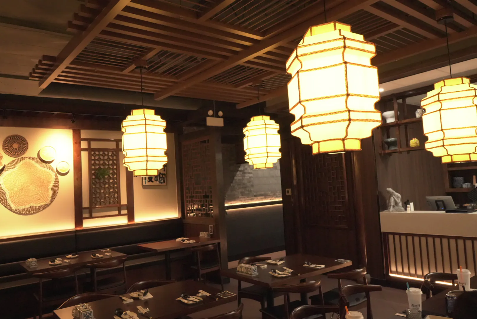 Lao-Hu-Tong-Asian-Restaurant-Interior-Dining-Area-Schaumburg Interior dining area with lanterns and wooden decor at Lao Hu Tong, a Asian Restaurant in Schaumburg